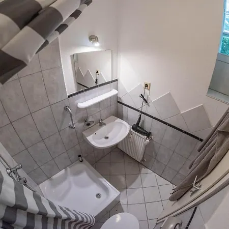 Apartment 55m² 2 Zimmer-monteurswohnung Mit 4 Einzelnen Betten