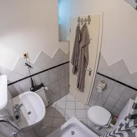 55m² 2 Zimmer-monteurswohnung Mit 4 Einzelnen Betten *