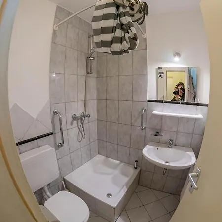 55m² 2 Zimmer-monteurswohnung Mit 4 Einzelnen Betten